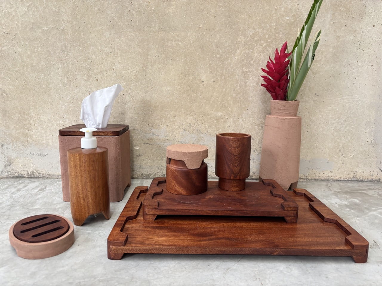 The Lak collection closely combines ceramics and wood while using simplified tiered shapes of the many Mayan temples that featured warm and rounded corners.