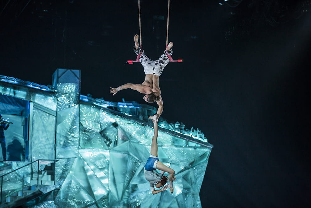 Hanging artists